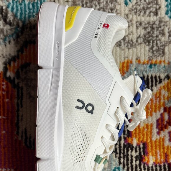 ON ROGER PRO TENNIS SHOE SIZE 10.5 MENS (WORN TWICE - IN GREAT SHAPE) - Picture 1 of 8